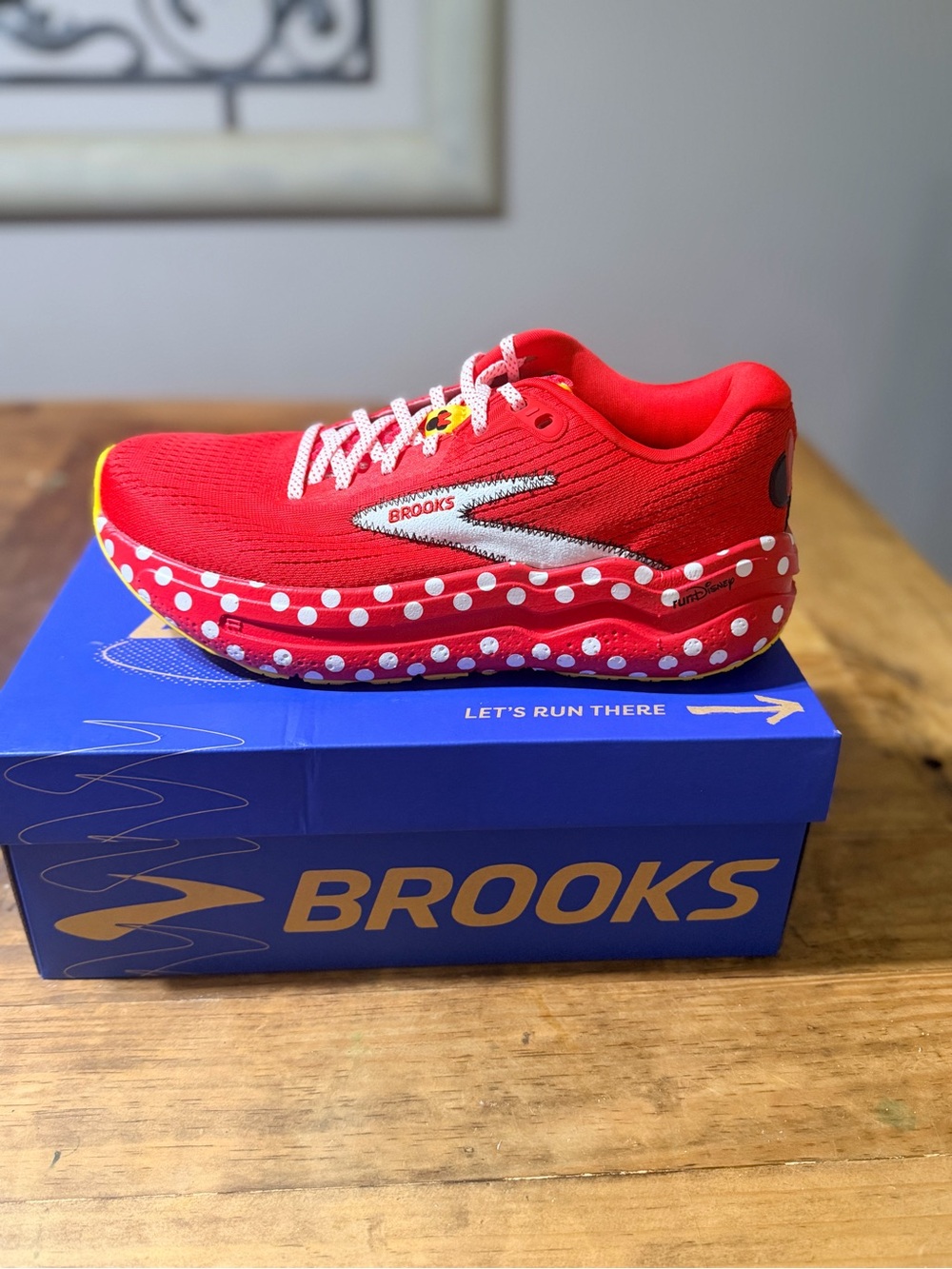 Brooks Ghost Max 2 Minnie Mouse